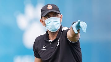 Abelardo, entrenador del Espanyol, con mascarilla.