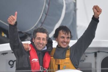 El navegante español Didac Costa terminó 14ª en su primera participación en la Vendee Globe. Llegando a  Les Sables-d'Olonne,costa occidental de Francia.
En la foto aparece junto a su manager Jordi Griso.