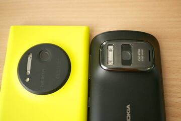 El Nokia Lumia 1020 a un lado y el Nokia 808 al otro, ambos montando c&aacute;maras de 41 megap&iacute;xeles con tecnolog&iacute;a PureView