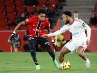 PALMA DE MALLORCA, 02/02/2026.- El defensa colombiano del Mallorca Johan Mojica (i) lucha con el nigeriano Chidera Ejuke, del Sevilla, durante el encuentro correspondiente a la jornada 22 de LaLiga que RCD Mallorca y Sevilla FC disputan hoy lunes en el estadio de Son Moix, en la capital balear. EFE/CATI CLADERA.