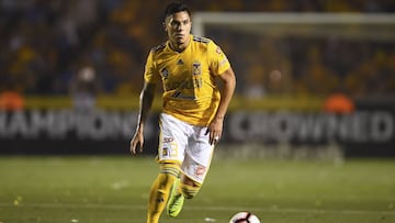 Carlos Salcedo disputando con Tigres la final de la Concachampions.