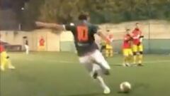El exfutbolista italiano es viral en redes tras este cobro de tiro libre en un partido de barrio.