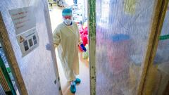 Una trabajadora con equipo de protecci&oacute;n en una Unidad de Cuidados Intensivos para pacientes de coronavirus en el Hospital Universitario de Greifswald
 Servicio Ilustrado (Autom&aacute;tico)
 23/11/2020 ONLY FOR USE IN SPAIN