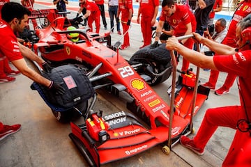 Mick Schumacher qued¨® segundo en su debut con el Ferrari SF90 en los test de Bahr¨¦in, s¨®lo por detr¨¢s del piloto neerland¨¦s Max Verstappen.