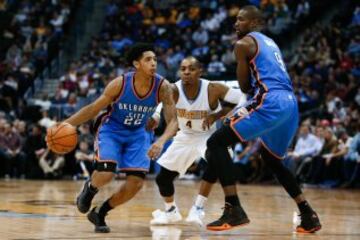 Serge Ibaka defiende a Cameron Payne de los Thunder.