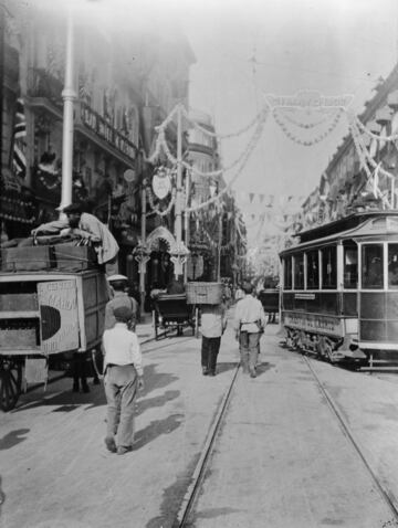 Una calle de Madrid decorada con motivo de la boda de Alfonso XIII con Victoria Eugenia de Battenberg. Se celebró 31 de mayo de 1906 en la basílica de San Jerónimo de Madrid.