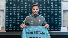 Fran Beltr&aacute;n posa con la camiseta del Celta con su nombre y el a&ntilde;o de final de contrato.