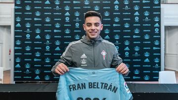 Fran Beltr&aacute;n posa con la camiseta del Celta con su nombre y el a&ntilde;o de final de contrato.