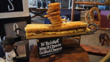 La guarrada suprema está en Chicago y la venden los White Sox: un sandwich de casi medio metro de... macarrones con queso. El toque de los aros de cebolla es la ensalada, supongo.                    