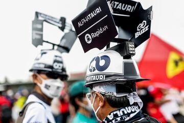 Durante la práctica del Gran Premio de Japón, desarrollado en el circuito de Suzuka, se ha podido ver un desfile de los sombreros más variopintos.