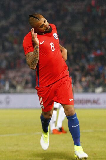 Futbol, Chile vs Burkina Faso.
Partido amistoso 2017.
El jugador de Chile, Arturo Vidal, , celebra su gol contra Burkina Faso durante el partido amistoso en el estadio Nacional.
Santiago, Chile.
02/06/2017
Marcelo Hernandez/Photosport***************

Football, Chile vs Burkina Faso.
Friendly match 2017.
Chile's player Arturo Vidal,  celebrates his goal against Burkina Faso during friendly match at Nacional stadium in Santiago, Chile.
02/06/2017
Marcelo Hernandez/Photosport