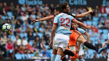 Gustavo Cabral supera a Gabriel Paulista y remata de cabeza durante el partido entre el Celta y el Valencia.