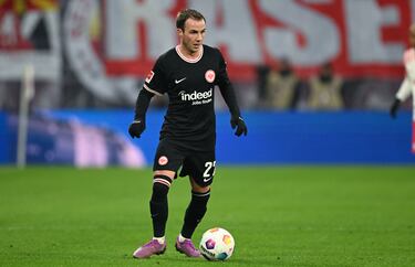 
El brillante mediapunta se marchó al Bayern después de esa gran temporada. Tocó el cielo un año después, marcando el gol que le dio el Mundial de 2014 a Alemania. Sin embargo, su etapa en Múnich fue un poco gris y en 2016 regresó al Dortmund. Tuvo problemas de salud y terminó yéndose en 2020 como jugador libre al PSV. Allí recuperó gran parte de su nivel en dos temporadas geniales y en 2022 fichó por el Eintracht, donde sigue jugando a día de hoy.