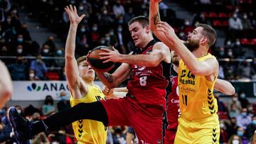 Dino Radoncic, ala-pívot del Casademont Zaragoza, trata de superar a la defensa del UCAM Murcia.