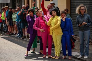 Varios aficionados, con sus coloridos trajes, esperan al pelotón de ciclistas durante el ascenso al Col du Tourmalet.