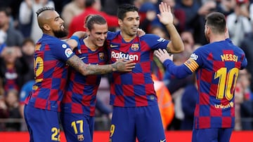 Soccer Football - La Liga Santander - FC Barcelona v Deportivo Alaves - Camp Nou, Barcelona, Spain - December 21, 2019 Barcelona's Antoine Griezmann celebrates scoring their first goal with teammates REUTERS/Albert Gea