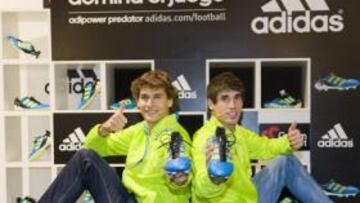 <b>COMPAÑEROS Y MUY AMIGOS. </b>Llorente y Javi Martínez promocionaron ayer sus nuevas botas adidas en Forum Sport.