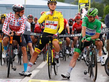 Tadej Pogacar vistiendo el maillot amarillo de líder, Poels vistiendo el maillot de lunares del mejor escalador y Mark Cavendish vistiendo el maillot verde de las mejores carreras de velocistas antes de la Salida oficial de la novena etapa