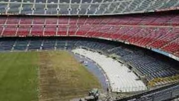 La mitad del césped del Camp Nou tendrá que ser replantado