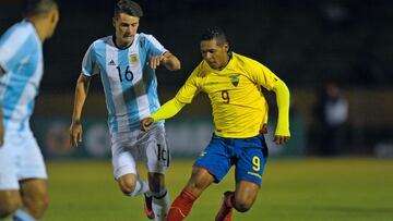 Ecuador's  player Herlin Lino (R) vies for the ball with Argentina's player Julian Chicco  during their South American Championship U-20 football match at the Olimpico  Atahualpa stadium in Quito, Ecuador on February 5, 2017. / AFP PHOTO / JUAN CEVALLOS