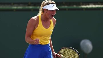 La tenista ucraniana Marta Kostyuk celebra un punto durante su partido ante Maryna Zanevska en el BNP Paribas Open, el WTA 1.000 de Indian Wells en el Indian Wells Tennis Garden de Indian Wells, California.