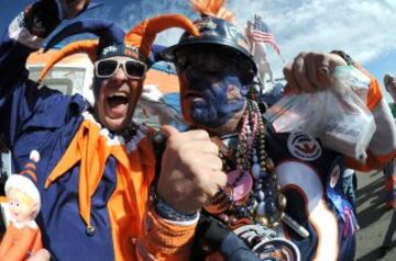 El bufón y el M.A. Barracus oficiales de Denver se acercaron a animar a sus Broncos. El segundo lleva las drogas en una bolsita para cuando tenga que volver a su casa en avión.