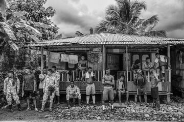 El fotógrafo colombiano realizó una serie fotográfica en la cual narra la historia de excombatientes de las FARC que juegan al fútbol frente a pobladores locales de la zona y soldados de las Fuerzas Armadas de Colombia. 