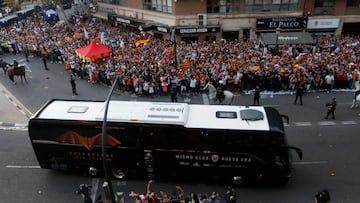 El autobús del Valencia, a su llegada a Mestalla.