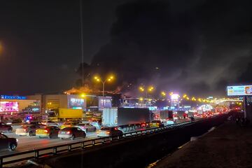 El Crocus City Hall, a las afueras de Moscú, en llamas tras el atentado perpetrado por un grupo de personas vestidas camuflaje y armas de asalto.