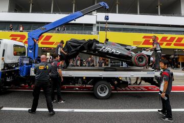 El coche de Romain Grosjean, de vuelta al box, tras el accidente del piloto.
