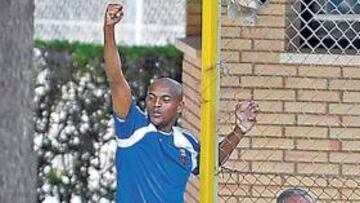 <b>EWERTHON QUEDA A DOS DE NINO</b> Tras su doblete del sábado, Ewerthon (23) derrochaba alegría ayer por la mañana en la Ciudad Deportiva. Pero por la tarde Nino (25) marcó y amplió su ventaja.