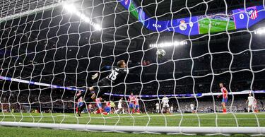 1-0. Federico Valverde pasa el balón a la espalda de Javi Galán para Rodrygo . El brasileño traza la diagonal dentro del área y con la izquierda, dispara al palo largo de Jan Oblak para anota el primer tanto.