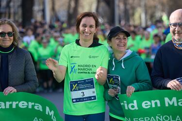 La ministra de Sanidad, Mónica García, durante la XII Carrera Madrid en Marcha contra el Cáncer 2025 en el Paseo de la Castellana.