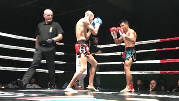Cr&oacute;nica del combate entre Carlos Coello y Army Sasiprapa por el WMC de Muay Thai del peso pluma.