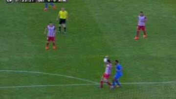 Juanfran, en la acción en la que Diego Castro reclamó penalti.