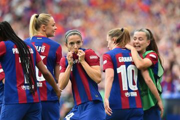 Aitana Bonmat¨ª se besa el escudo del Barcelona tras anotar el 1-0 ante el Olympique de Lyon. La jugadora catalana inaugur¨® el marcador en la final disputada en San Mam¨¦s.
