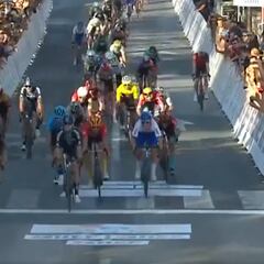 Viviani vence al esprint y el campeón Mohoric cede terreno