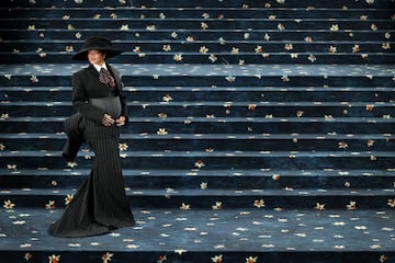 Rihanna posa en la alfombra roja de la MET Gala 2025.