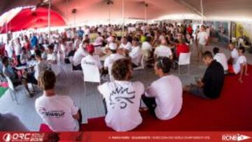 Los regatistas esperaron tres horas en el mar y tres en tierra hasta que se decretó el aplazamiento de la costera por falta de viento.