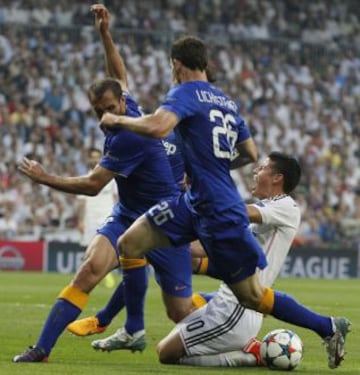 James es derribado en el área ante la Juve en la semifinal de la Champions League. Fue penal y gol del Madrid.