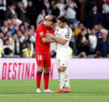 Brahim Díaz consuela a Jesús Navas, que no pudo contener la emoción al finalizar su último partido. 