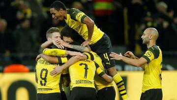 Soccer Football - Bundesliga - Borussia Dortmund v Freiburg - Signal Iduna Park, Dortmund, Germany - December 1, 2018 Borussia Dortmund's Paco Alcacer celebrates scoring their second goal with Jadon Sancho and team mates REUTERS/Leon Kuegeler D