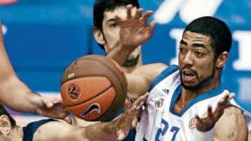 <b>DESTACADO. </b>Massey sobresalió en anotación y en el rebote, como en el de la imagen ante Arslan.