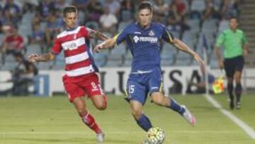 Javi Marquez (i) disputa un balón con Vigaray durante el partido Getafe-Granada.