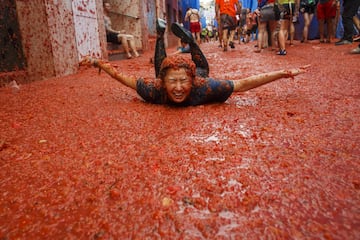 BUNOL, SPAIN - AUGUST 30:  Revellers enjoy the atmosphere in tomato pulp while participating the annual Tomatina festival on August 30, 2017 in Bunol, Spain. An estimated 22,000 people threw 150 tons of ripe tomatoes in the world's biggest tomato fight held annually in this Spanish Mediterranean town.  (Photo by Pablo Blazquez Dominguez/Getty Images)