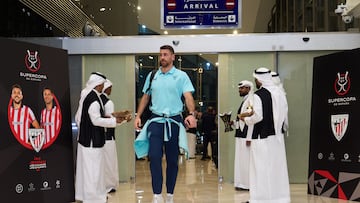 YEDA, 05/01/2026.- El guardameta del Athletic Club Unai Simón a su llegada hoy lunes al aeropuerto de Yeda para disputar la primera semifinal de la Supercopa de España frente al FC Barcelona en el estadio Alinma Stadium. EFE / Ángel Martínez / RFEF. SOLO USO EDITORIAL / SOLO USO DISPONIBLE PARA ILUSTRAR LA NOTICIA QUE ACOMPAÑA/ (CRÉDITO OBLIGATORIO).