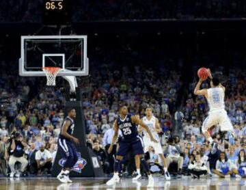 Marcus Paige de Carolina del Norte anotó el triple que empataba el partido en los minutos finales.