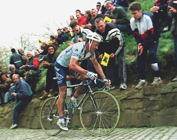 Los adoquines de Flandes tuvieron un claro dueño durante la década de los 90: el belga Johan Museeuw. Apodado 'El León de Flandes', al igual que Magni, Museeuw conquistó su primer Tour de Flandes en 1993 cuando se impuso al neerlandés Frans Maesen y al italiano Dario Bottaro. Tras ceder ante Gianni Bugno en 1994, Musseuw se redimiría en 1995 con una victoria en solitario en Meerbeke por delante de Fabio Baldatto y Andrei Tchmil. El belga lograría su tercer triunfo en 1998 por delante de Stefano Zanini y Andrei Tchmil. Museeuw no logró superar los tres triunfos de Buysse, Magni y Leman, aunque estuvo cerca de lograrlo en las ediciones de 1999 (tercero) y 2002 (segundo).