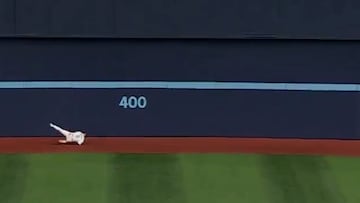 Se cae antes de atrapar la bola y lo que acaba haciendo es brutal: 2,5M no dan crédito