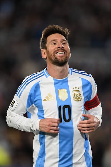 Lionel Messi, el astro argentino actual Campeón del Mundo, es el que porta la camiseta 10 en Argentina.